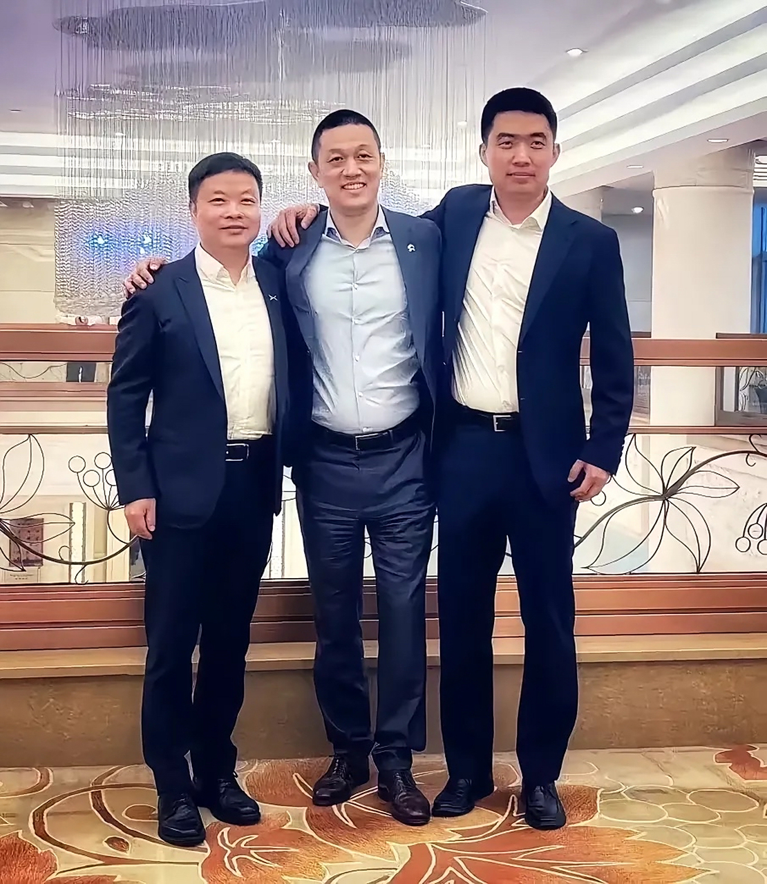 造车新势力三巨头合影! 网友说,很形象!