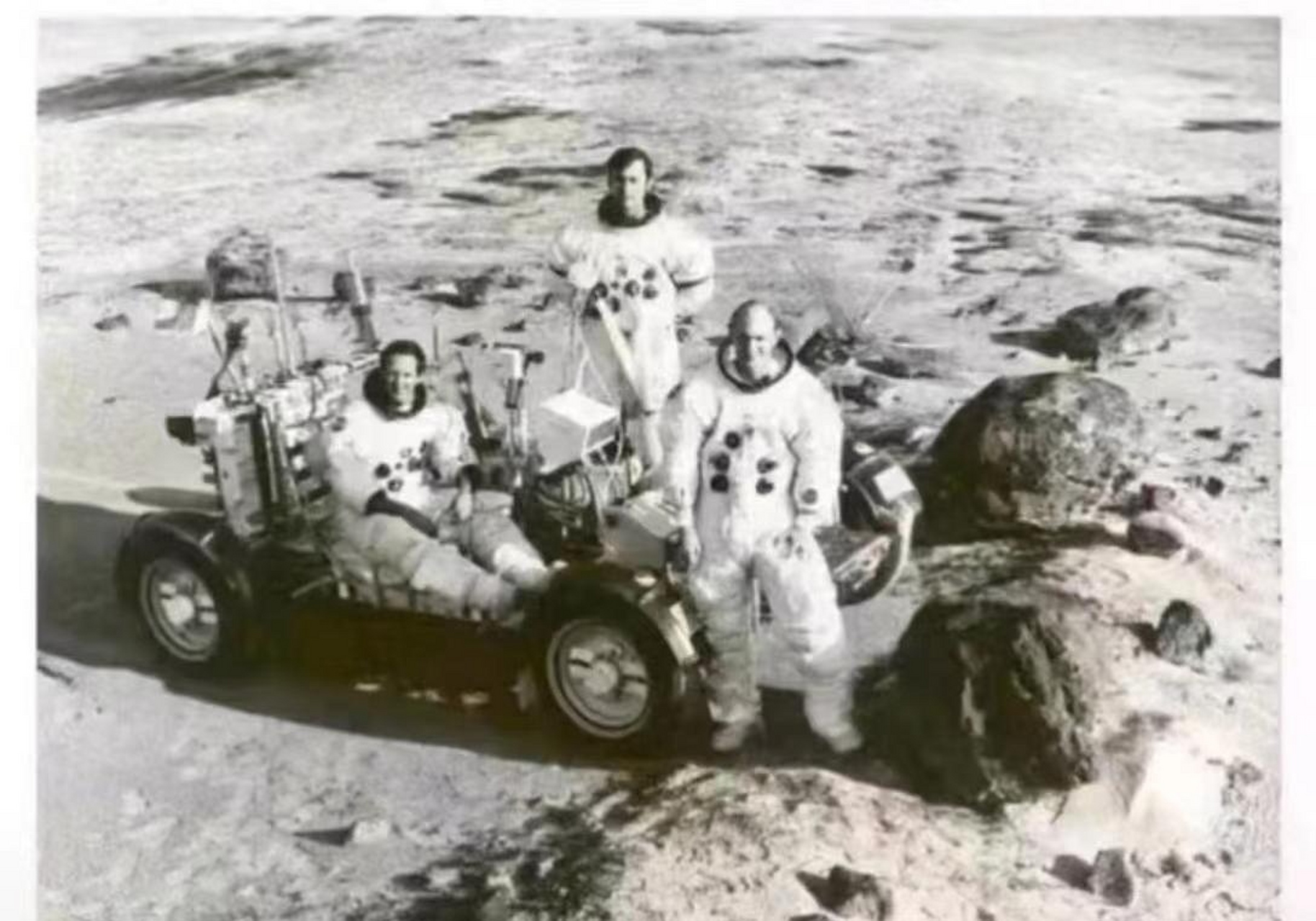 9694宇航员第一次登月时累了,摘下头盔呼吸呼吸月球上的新鲜空气