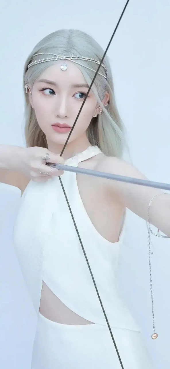 这说明了毛晓彤也是大胆尝试各种类型服饰造型!