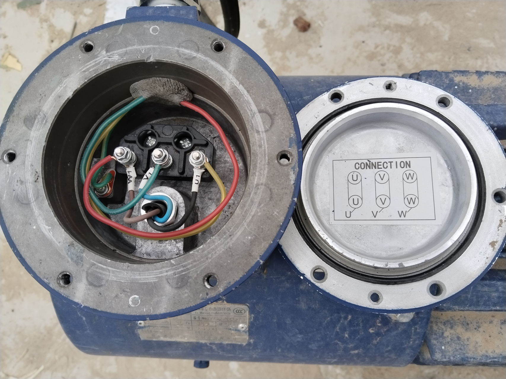 电动机接线,有点懵了!各位电工大神,第二个图片是星形还是三角形接法?