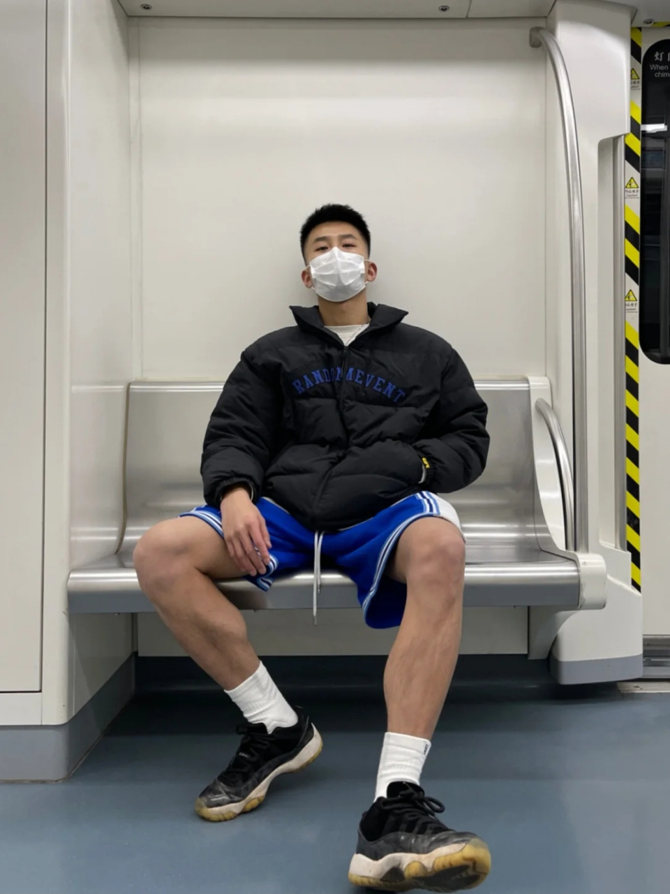 地铁上的白袜运动帅哥,小哥这穿搭是冷还是热?