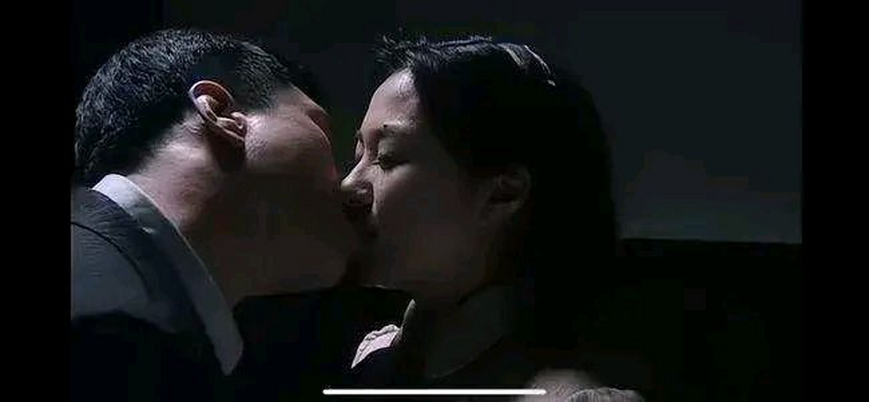 拍《潜伏》时,沈傲君和孙红雷有一场吻戏,一气呵成.