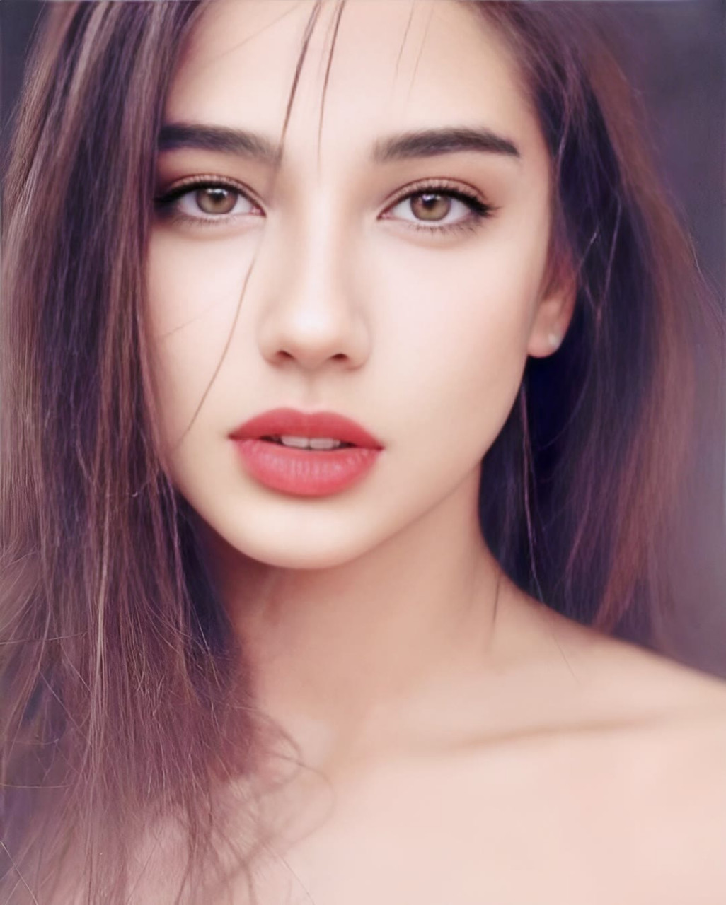 波兰美女maja strojek被誉为"来自仙境的精灵",她的美貌和身材让人