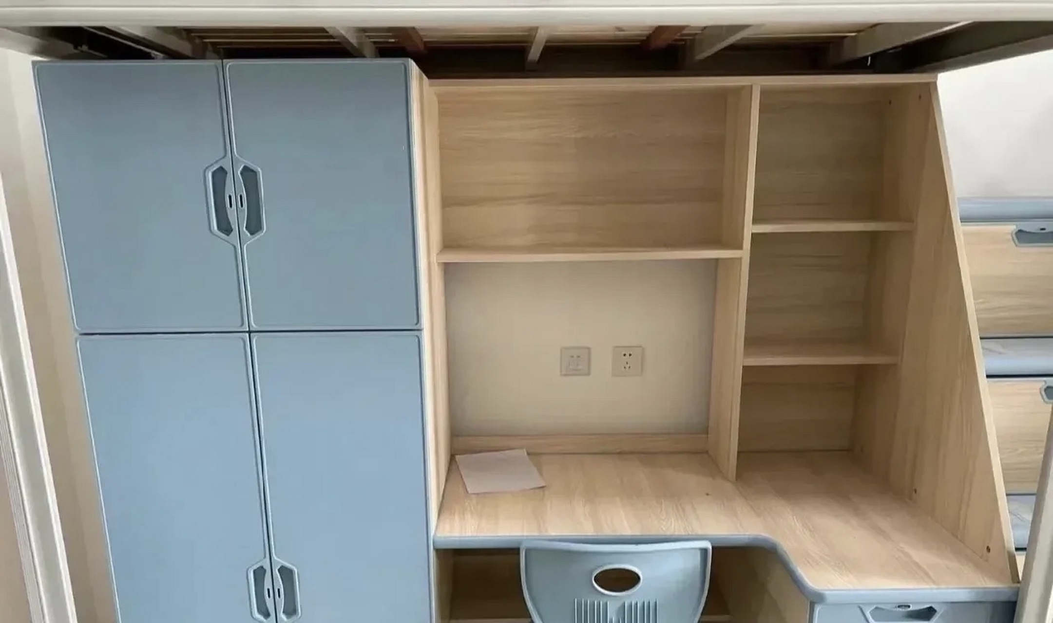 南京信息工程大学学生宿舍,四人间,上床下桌,安装空调,宿舍环境真不错