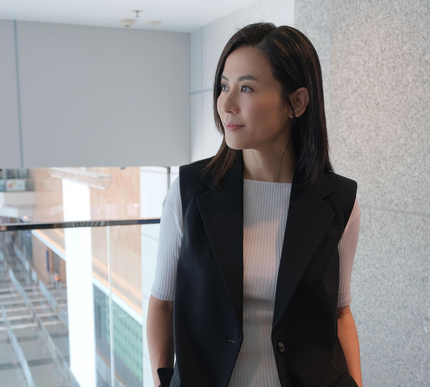 近照展现出了香港著名女演员宣萱的风采,今年已经53岁的她依旧保持着