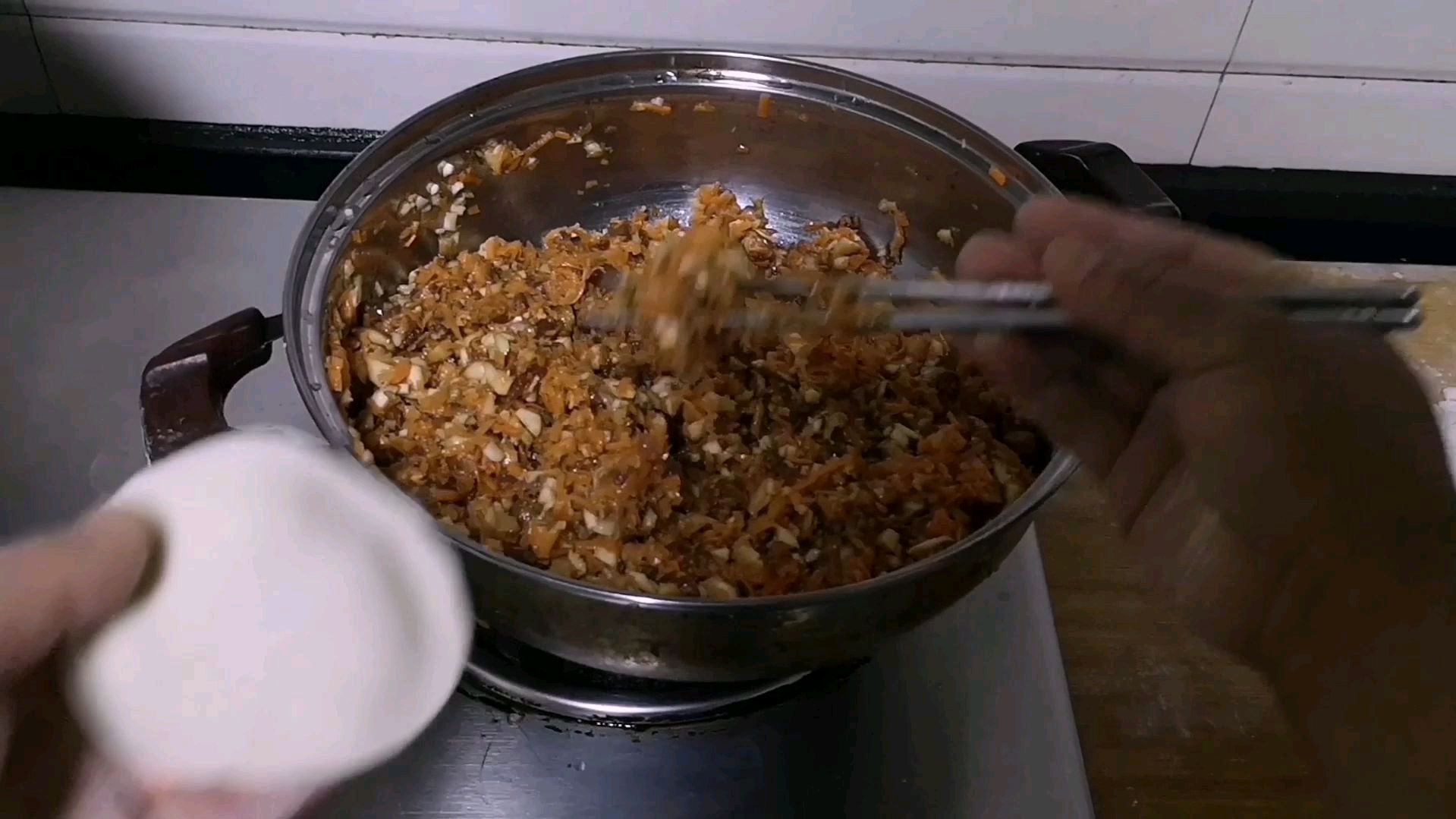好吃不过饺子,胡萝卜香菇猪肉馅水饺,营养丰富,鲜香味美