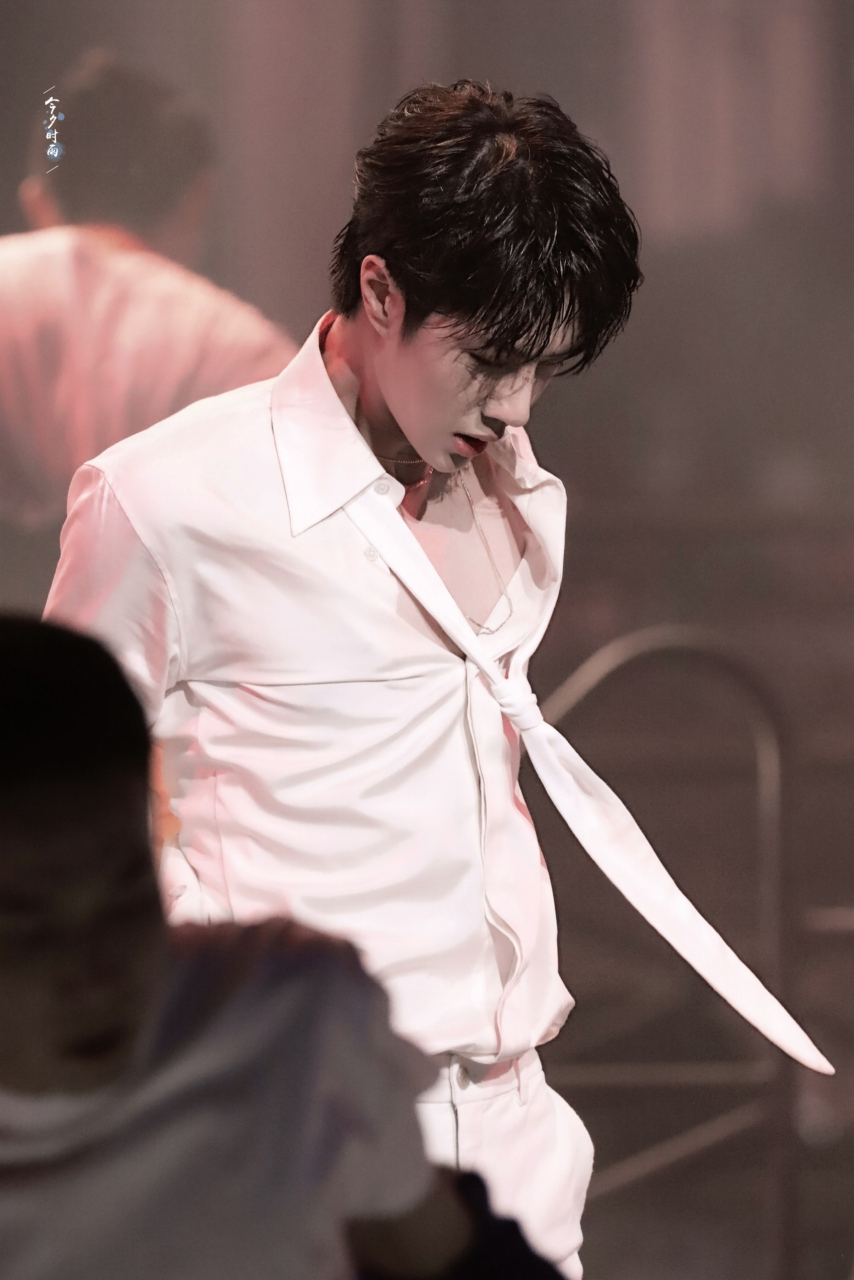 《散落的华服》重点不是华服,是散落,大家觉得对吗[偷笑] #王一博