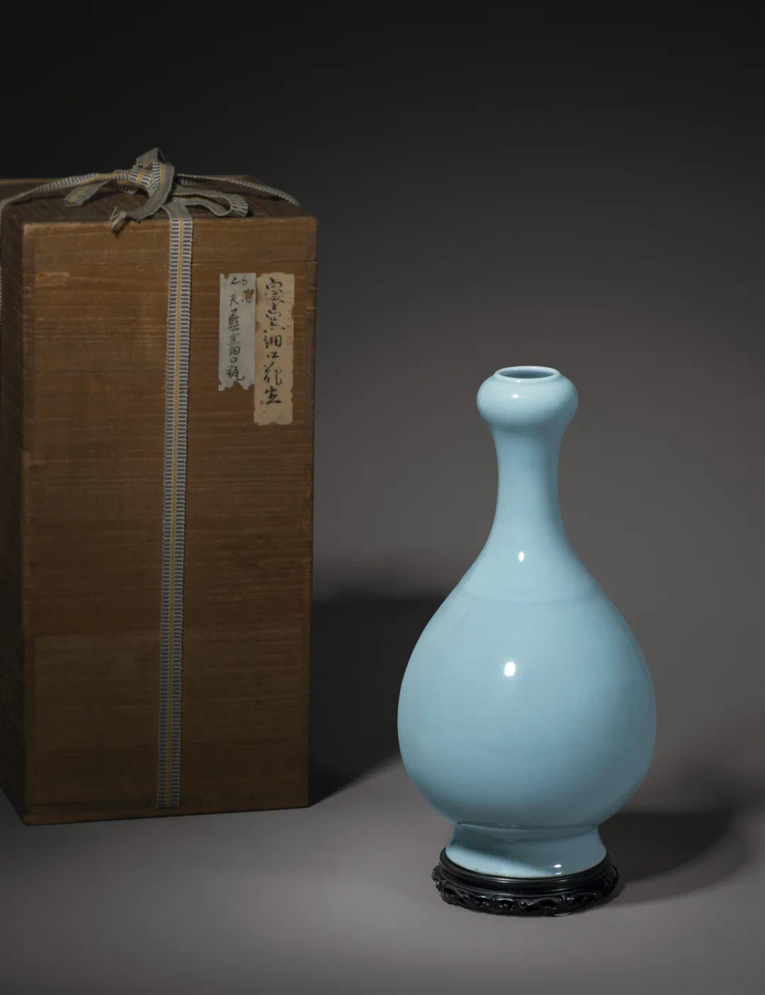 清雍正 仿汝天青釉弦纹蒜头瓶