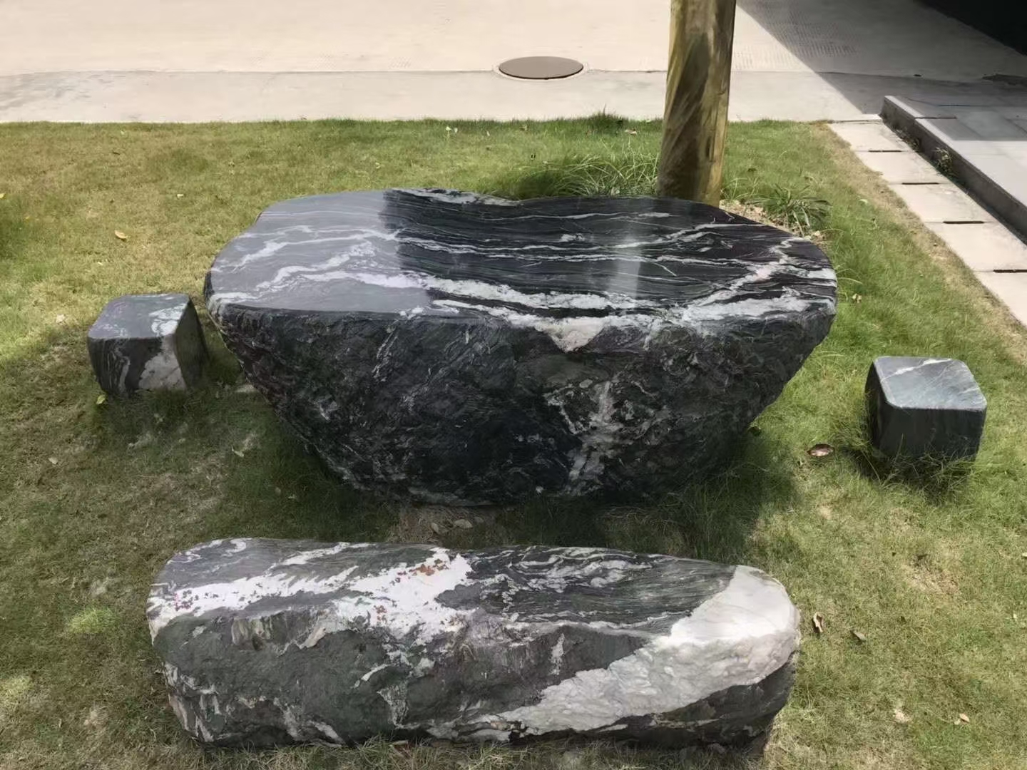 为什么选用黑山石做石桌?
