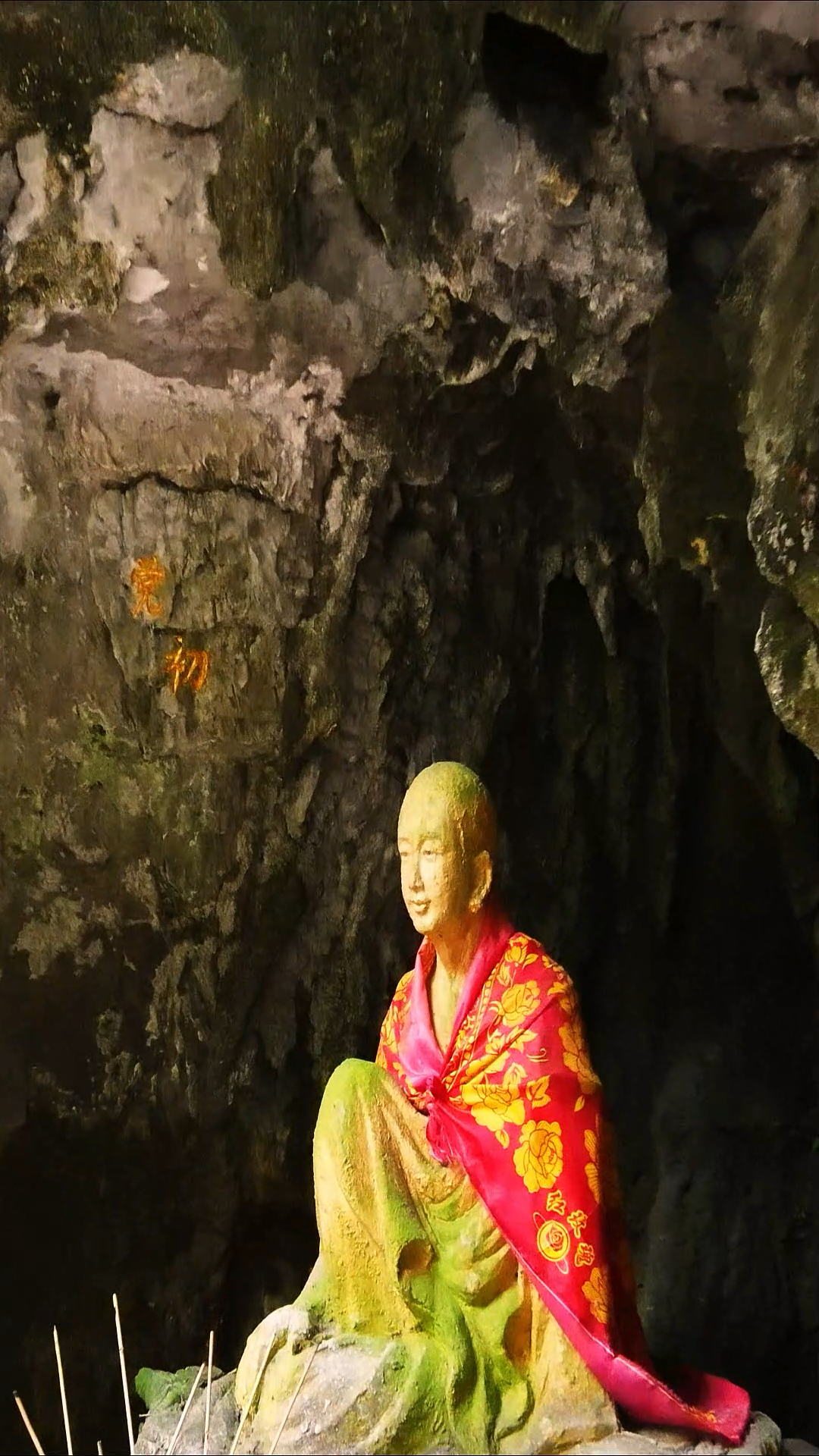 贵州深山洞穴中发现一尊神秘塑像