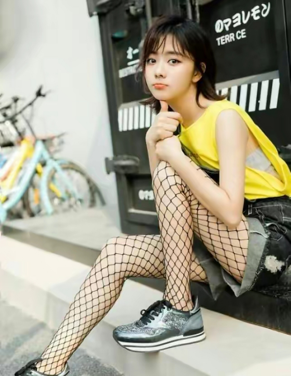 黑色渔网丝袜搭配斜肩背带牛仔裤,谭松韵展现妩媚自己  对于谭松韵