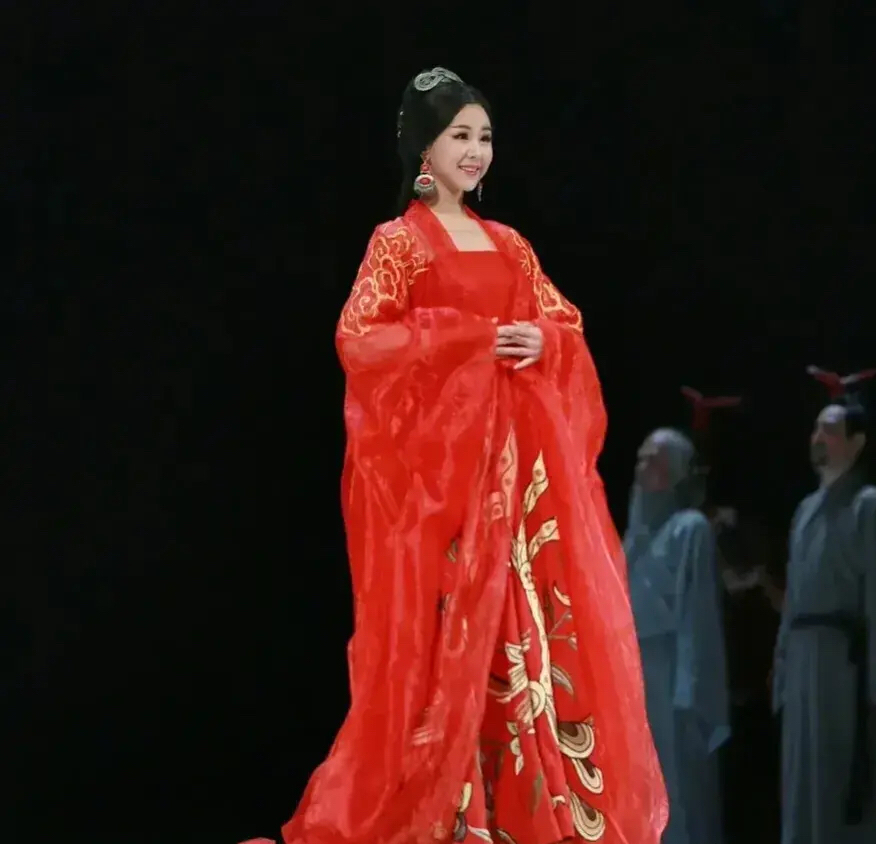 李小萌的古装真够美艳霸气的