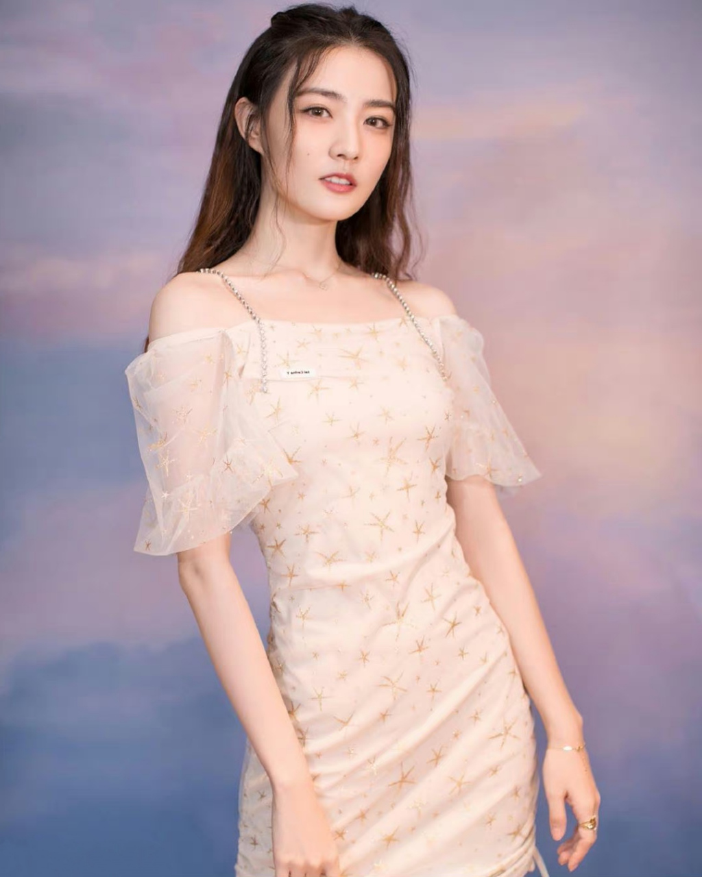 徐璐# 一袭淡黄色少女风吊带裙,婀娜多姿的身材,甜美清纯的容颜,霞珑