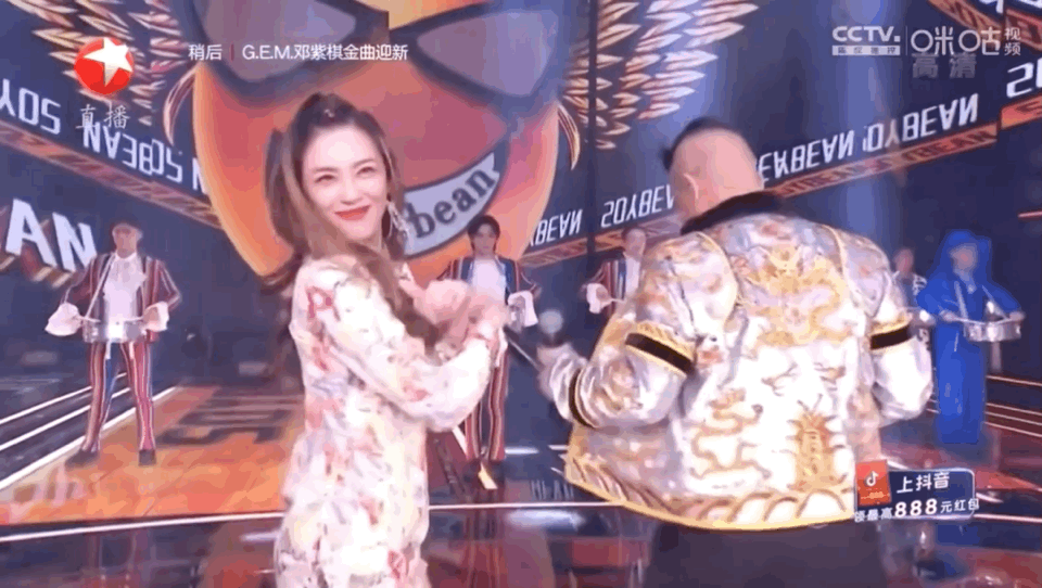 东方卫视跨年夜,肖战全开麦三首歌被赞,应采儿假唱也没被吐槽