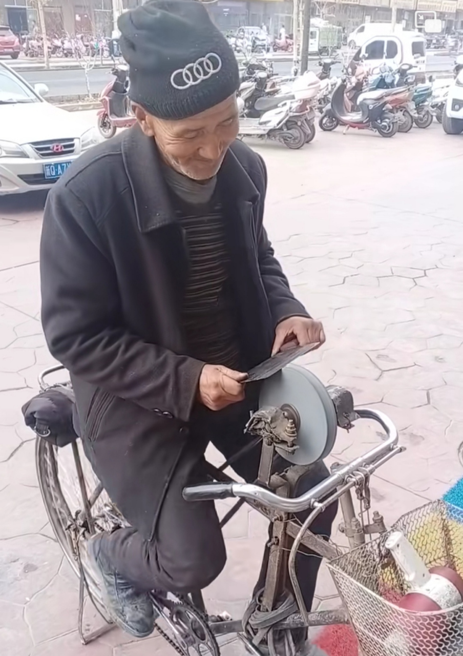 骑自行车60岁大爷图片（60岁老人骑自行车好吗?）《六十岁骑自行车》