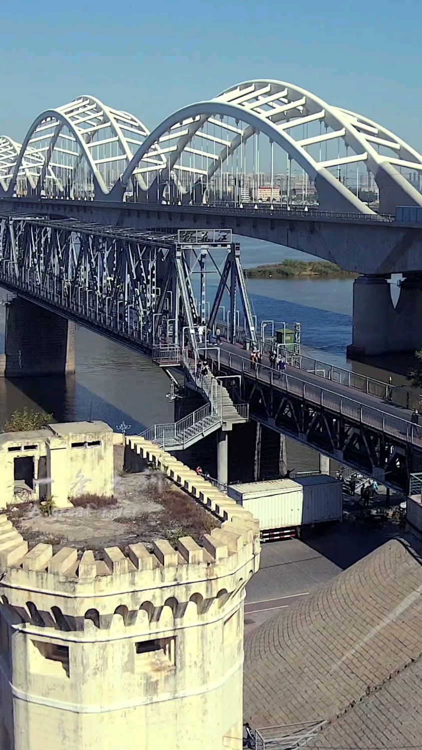 在父母的肩膀上见识了他们从未见过的繁华我的祖国哈尔滨中东铁路大桥