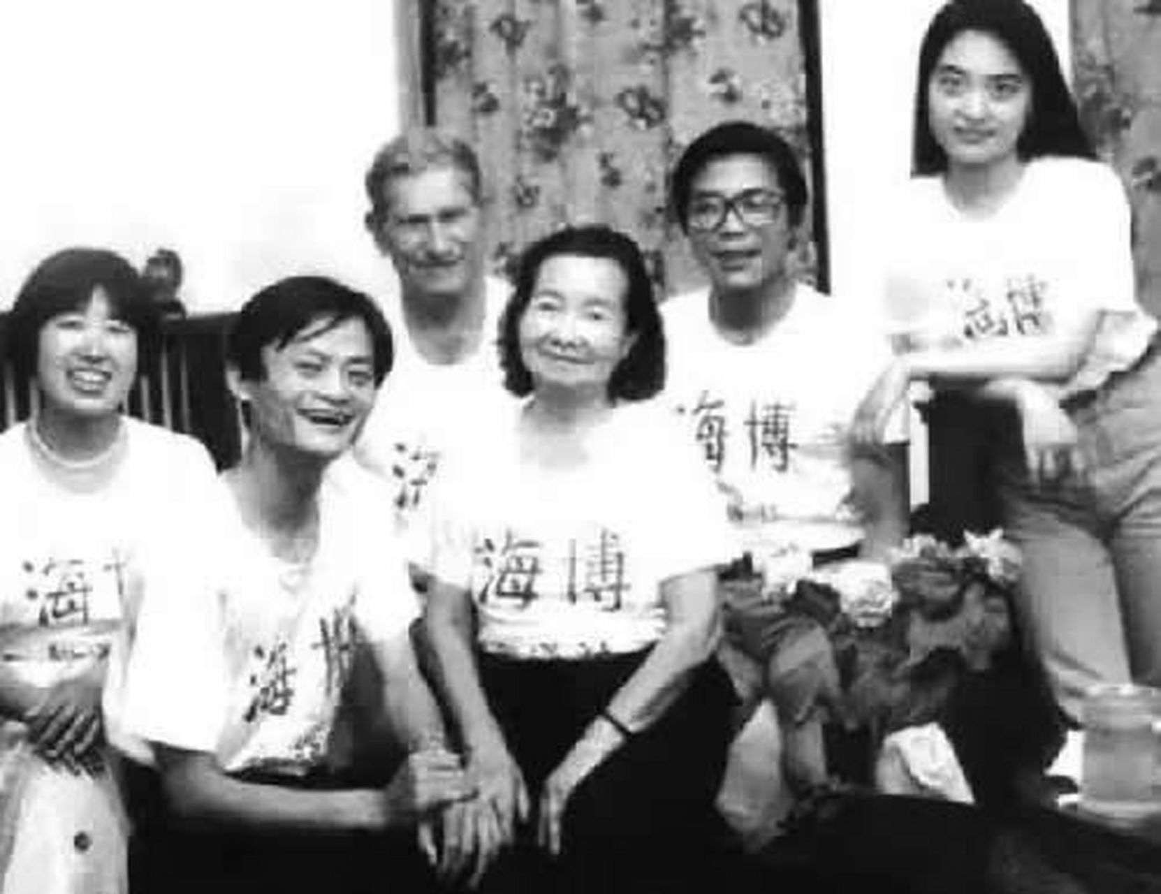 马云于1992年创立了他的第一家公司——海博翻译社.