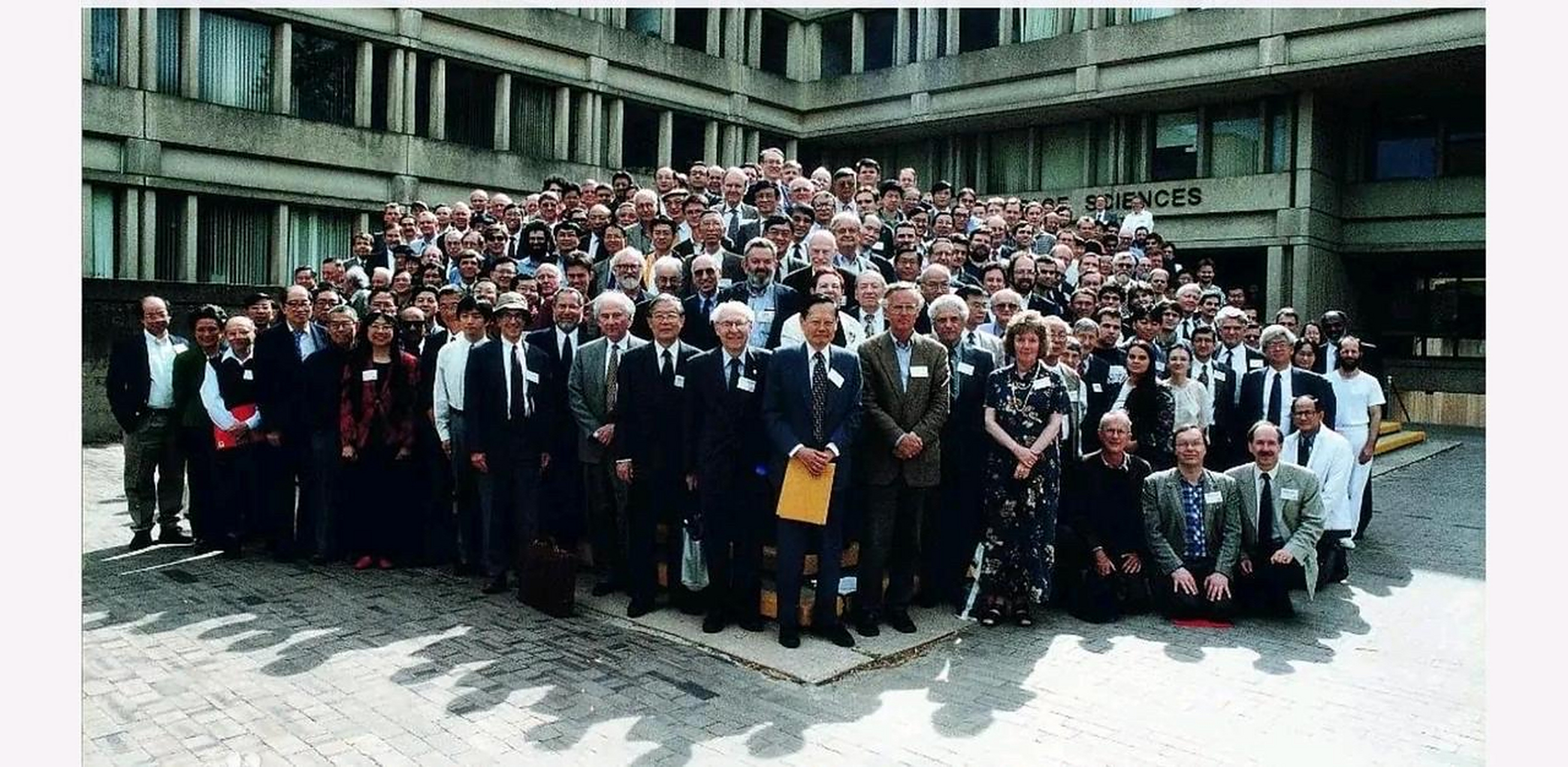 1927年第五届索尔维会议,这张合影29个顶尖物理学家,17个是诺贝尔奖