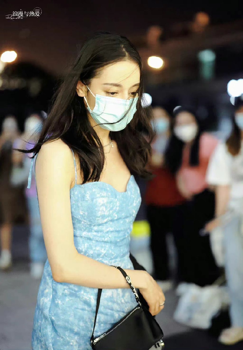 组图：迪丽热巴蓝色吊带裙光彩吸睛 长发飘逸时尚甜美