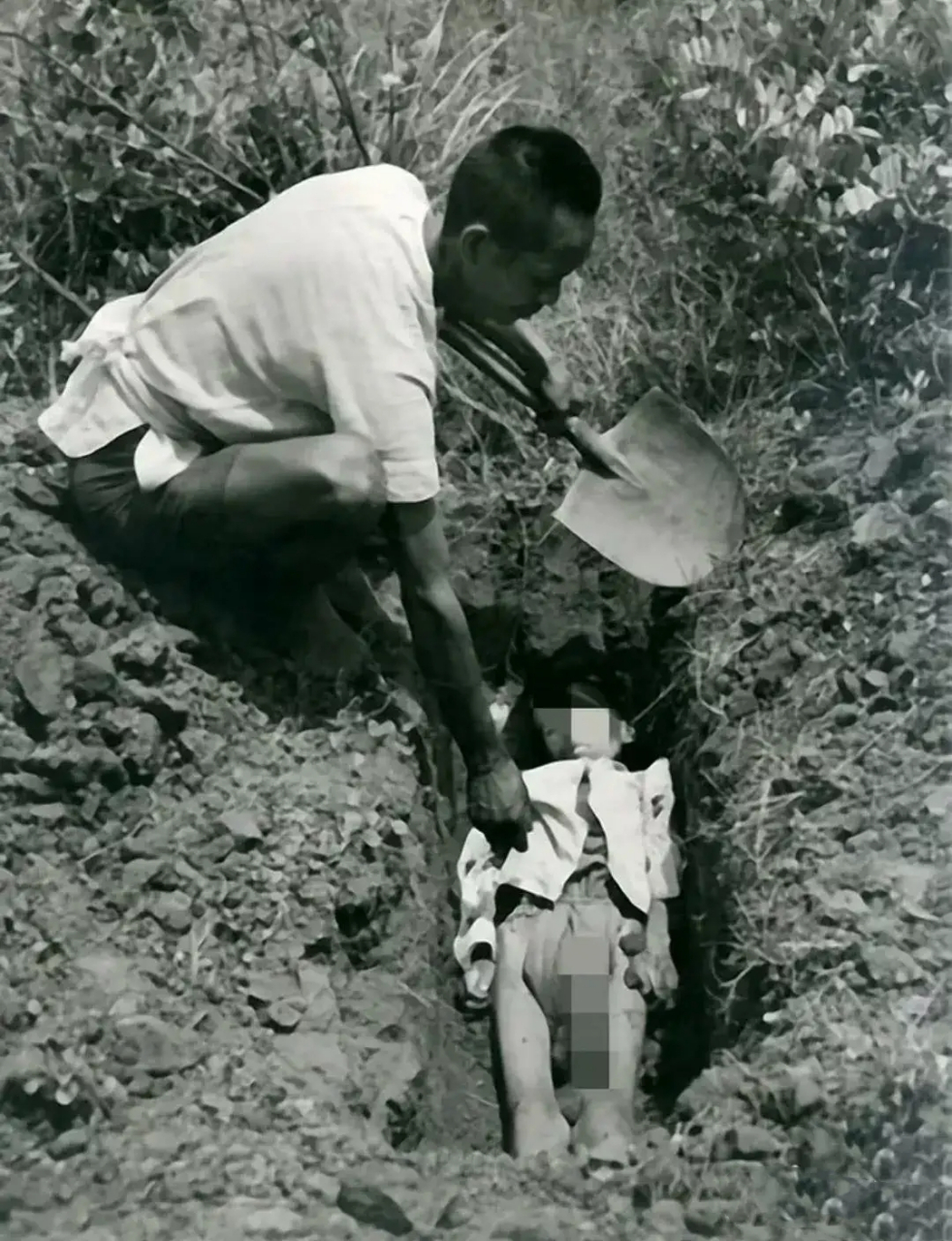 老照片:1942年,河南大饥荒期间,一个被饿死的孩子,家人在地上随便挖一