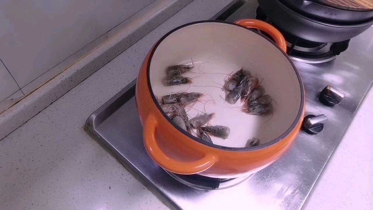 今天的早餐很接地气,排骨虾仁粥外加手抓饼,全家人都喜欢