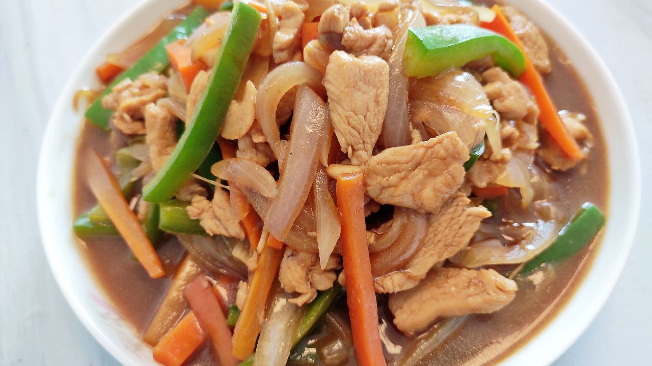 洋葱炒鸡肉家常美食,鸡肉香嫩,洋葱脆爽,荤素搭配健康美味