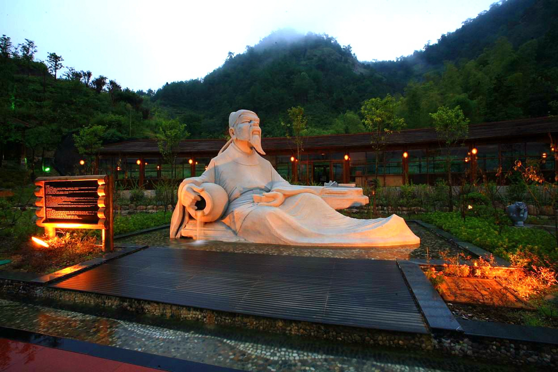 黄山温泉古名"朱砂泉",与骊山的华清池,安宁的碧玉泉并称为我国温泉"