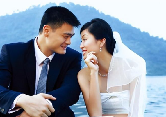 叶莉和姚明睡觉,床中间必须留出一条缝隙,因为这关系到人身安全