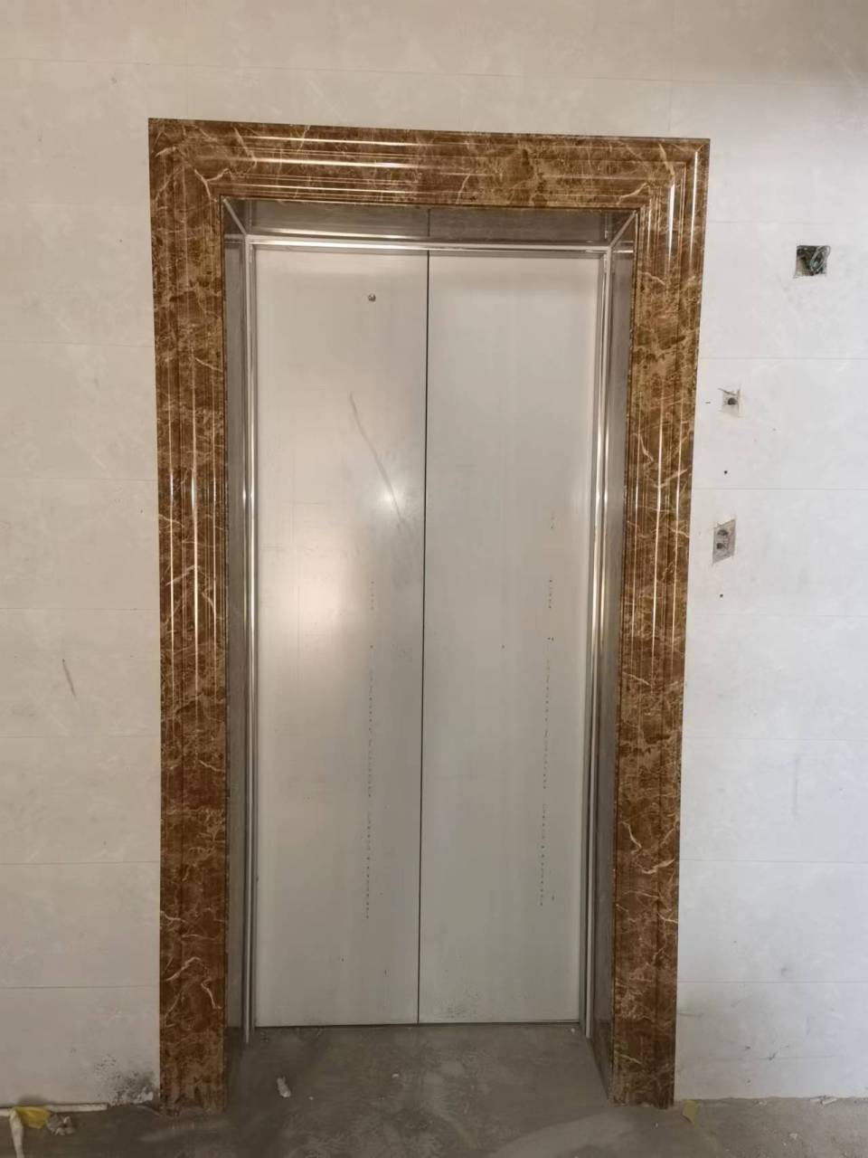 石塑电梯门套安装效果,板板正正#仿大理石电梯门套# #石塑电梯门套
