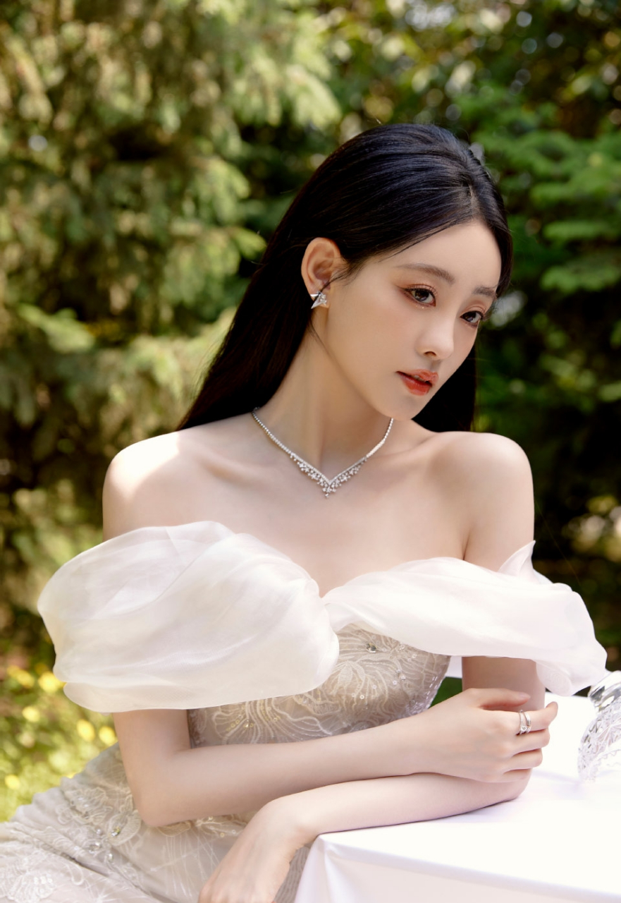 明星穿搭# #祝绪丹#  祝绪丹一袭白色抹胸长裙,仙气飘飘好唯美好优雅