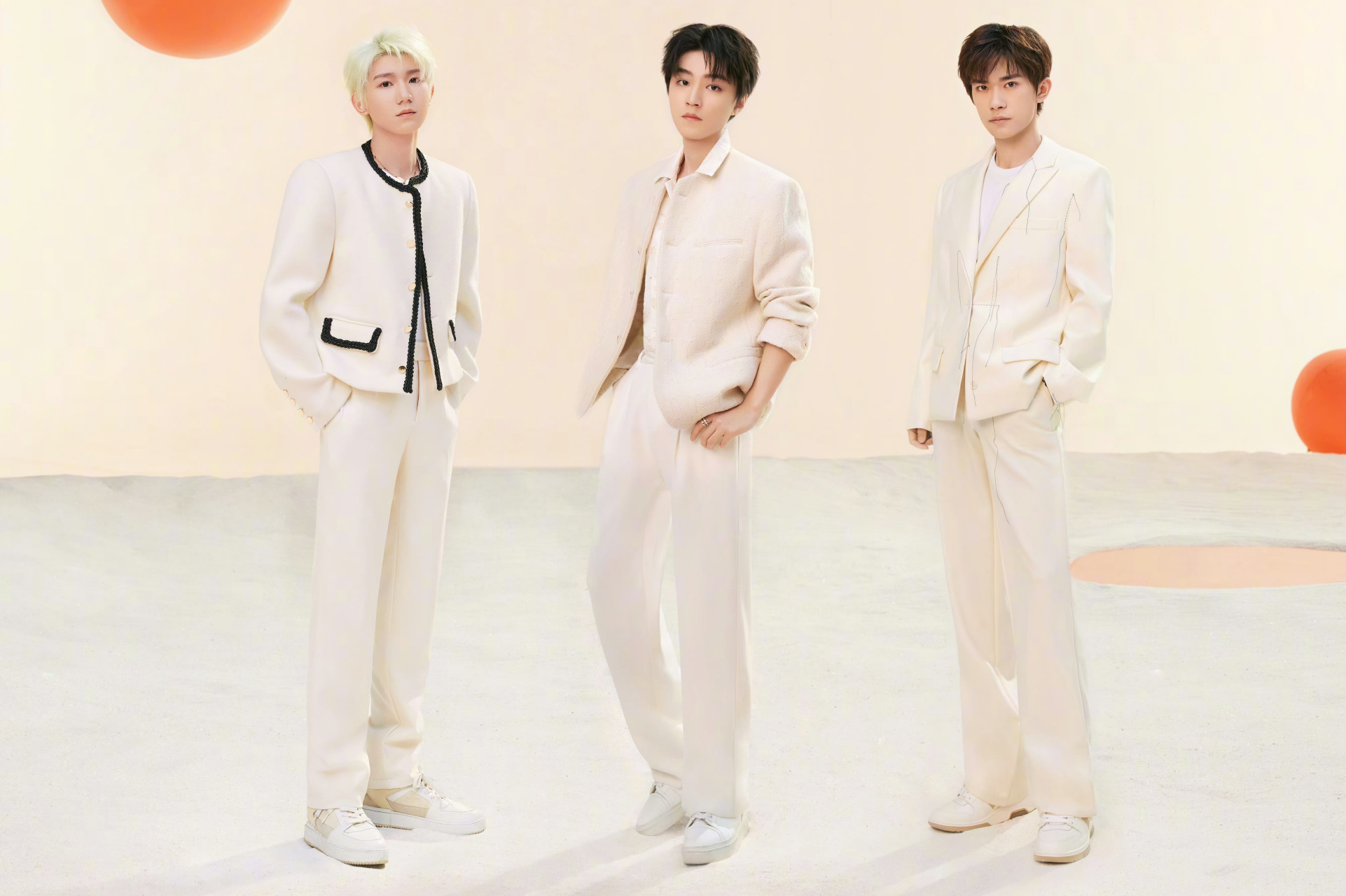 8月3日,tfboys组合官微发布王俊凯,王源和易烊千玺合体排练的照片