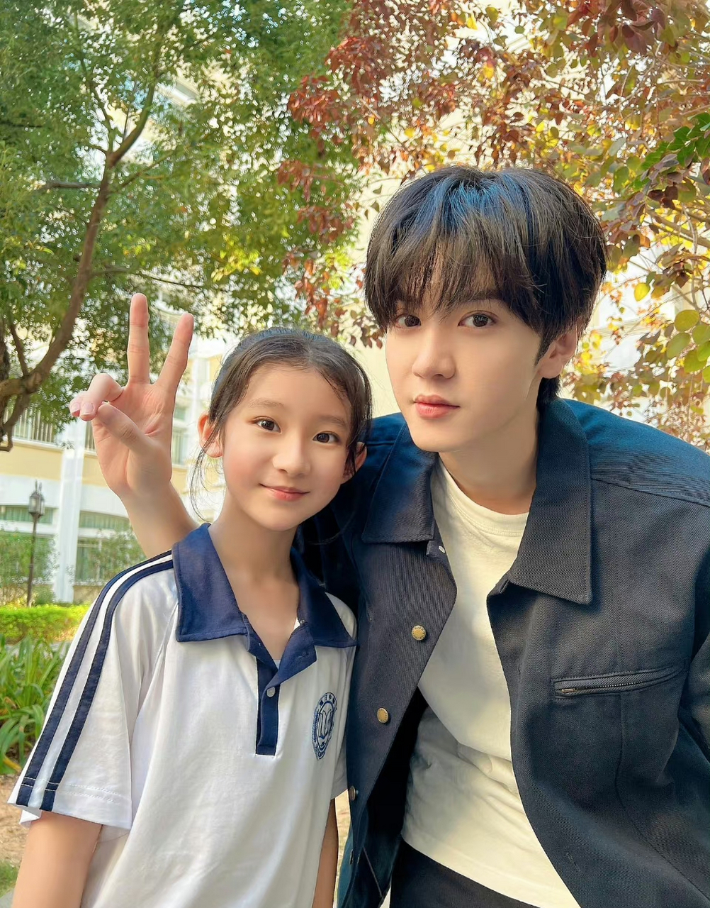 捡到两张#赵露思# #陈哲远# 和小桑稚的合照 67