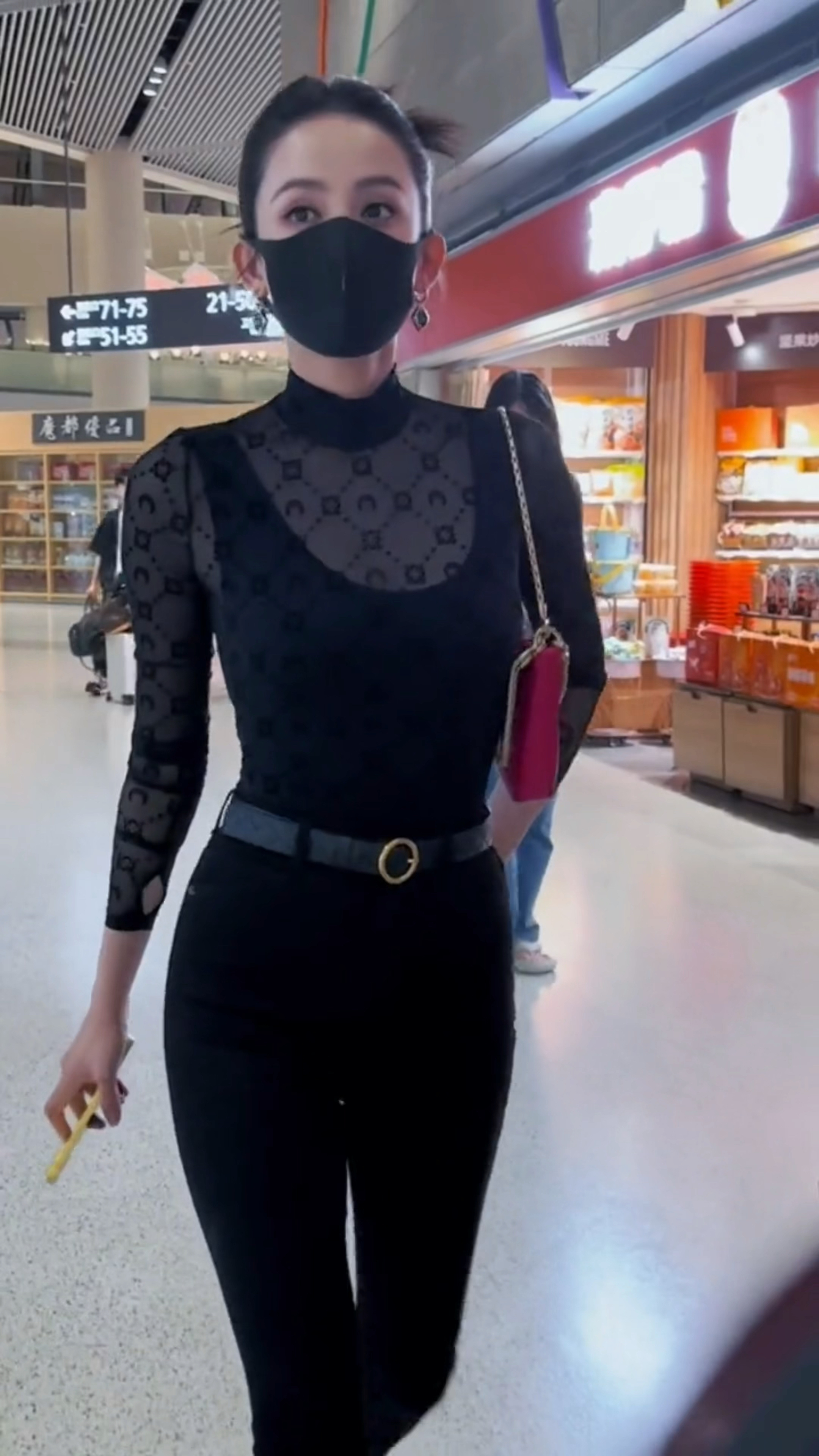 古力娜扎身穿透视装现身机场,身材太好了