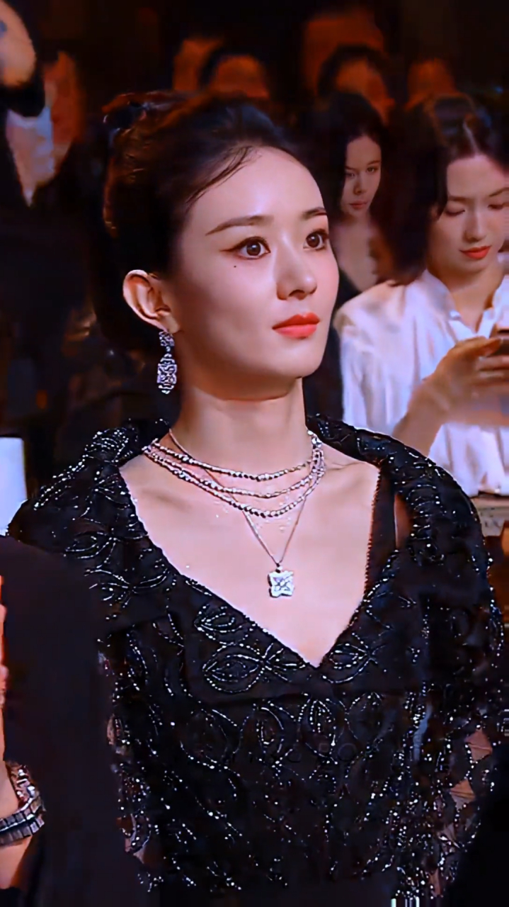 赵丽颖,芭莎红毯造型也太美了叭#2023芭莎晚会