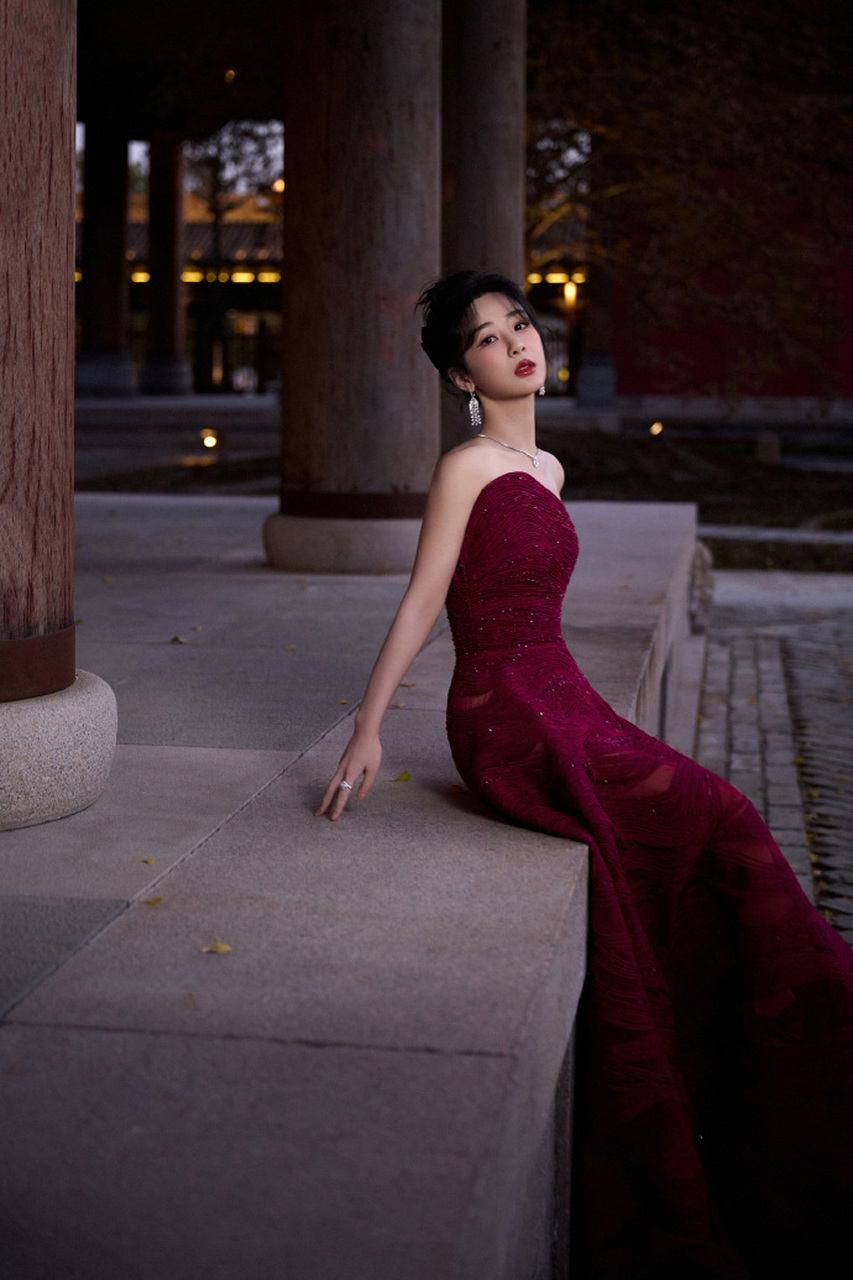 杨紫近日亮相gq红毯,一改往日甜美形象,大胆挑战酒红色抹胸礼服,展现