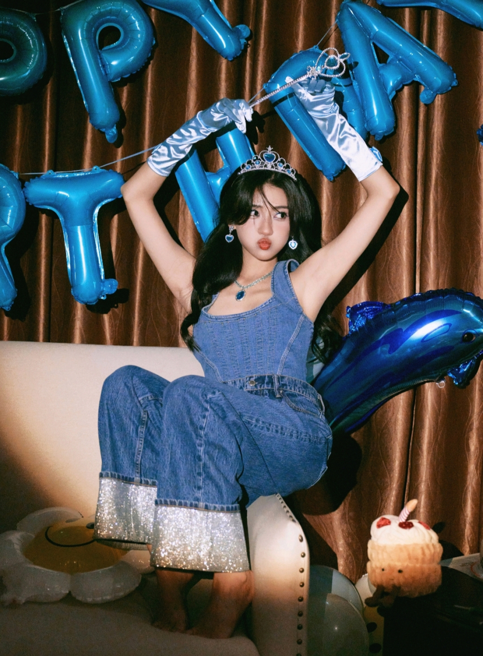 梁洁一身牛仔穿搭,温柔甜美,青春靓丽!