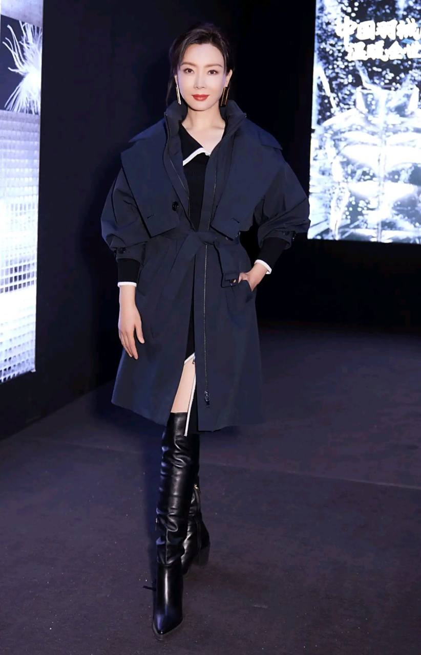 被陈数圈粉了,"风衣 过膝靴"知性又高级,美得很突出   陈数的这件风衣