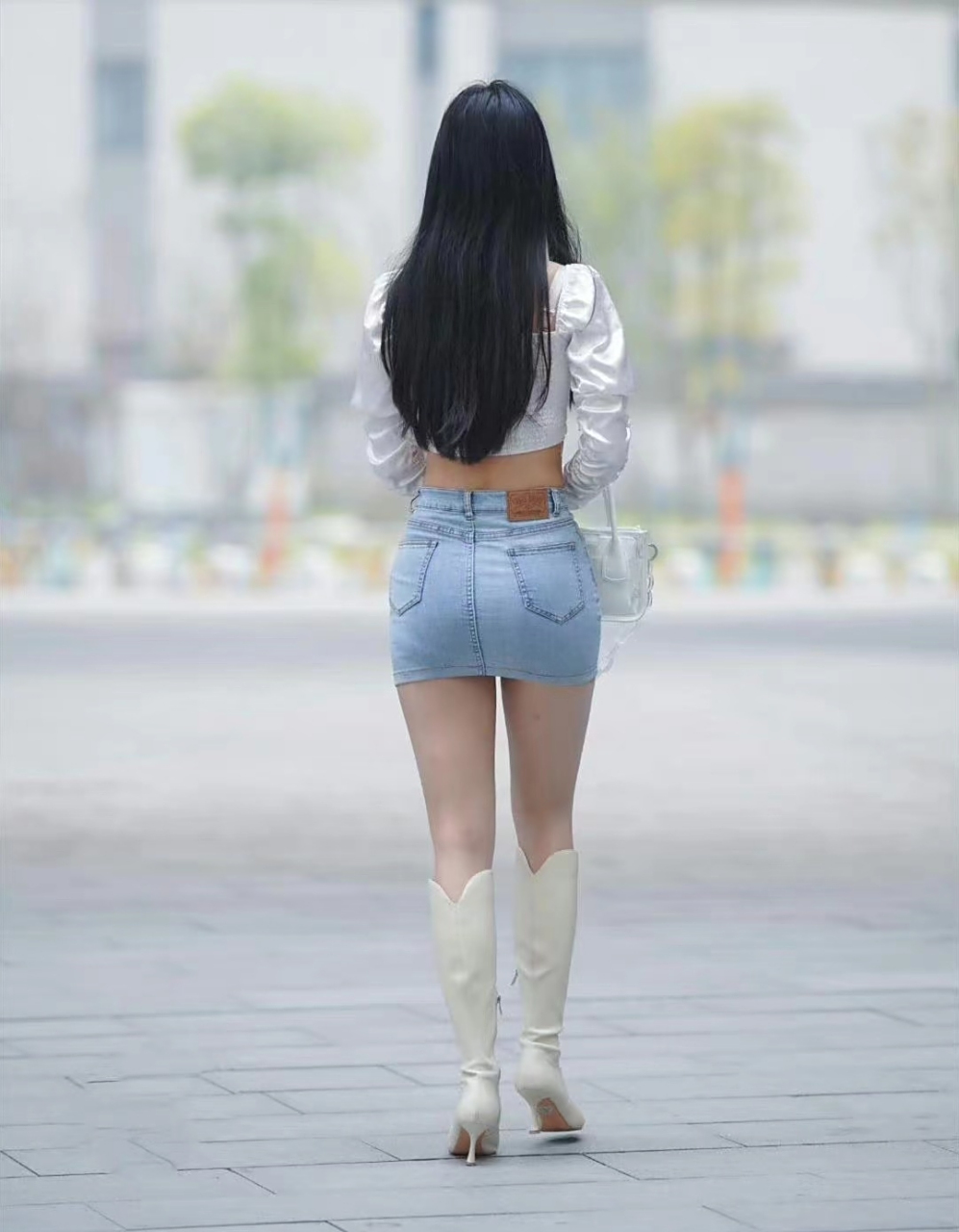 街拍背影杀,性感妖娆的身材,脚会不会热!