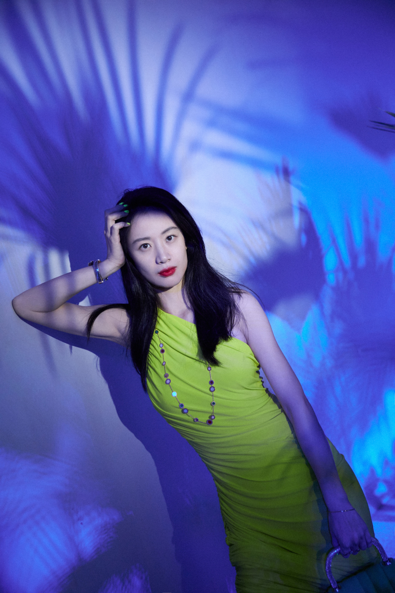 李梦荧光黄单肩紧身连衣裙彰显姣好身材,色彩冲击力好强!