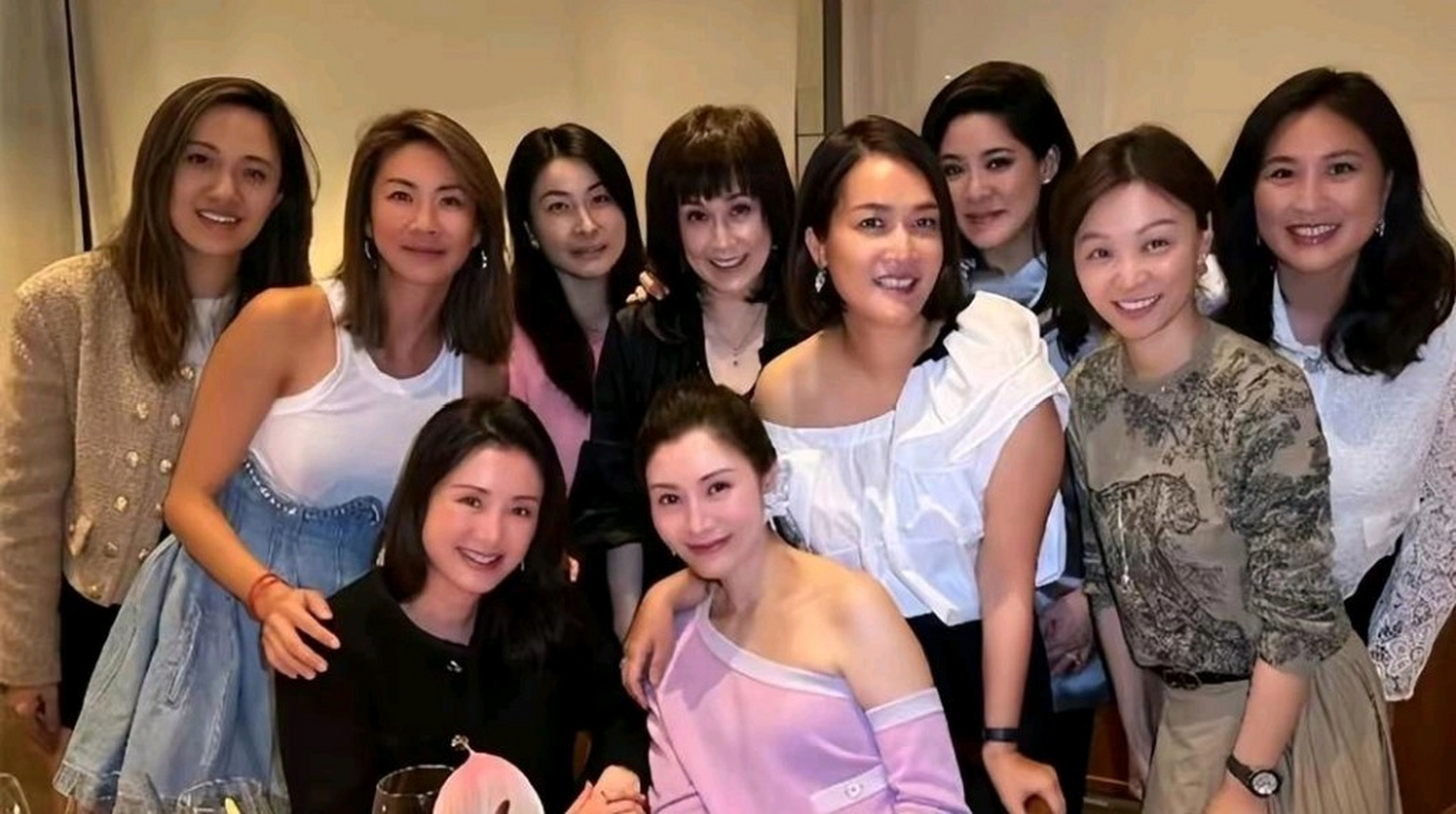 在一个豪华的晚宴上,港圈阔太名媛们身着华丽的礼服,争奇斗艳.