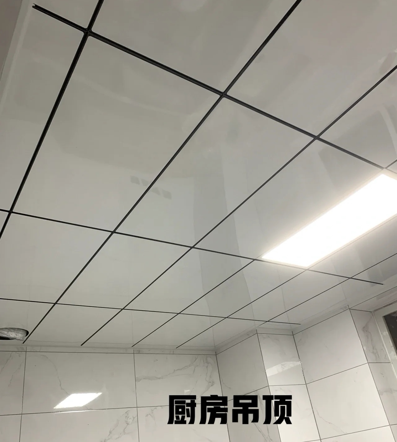 ②吊顶的形式建议大家选择铝扣板吊顶