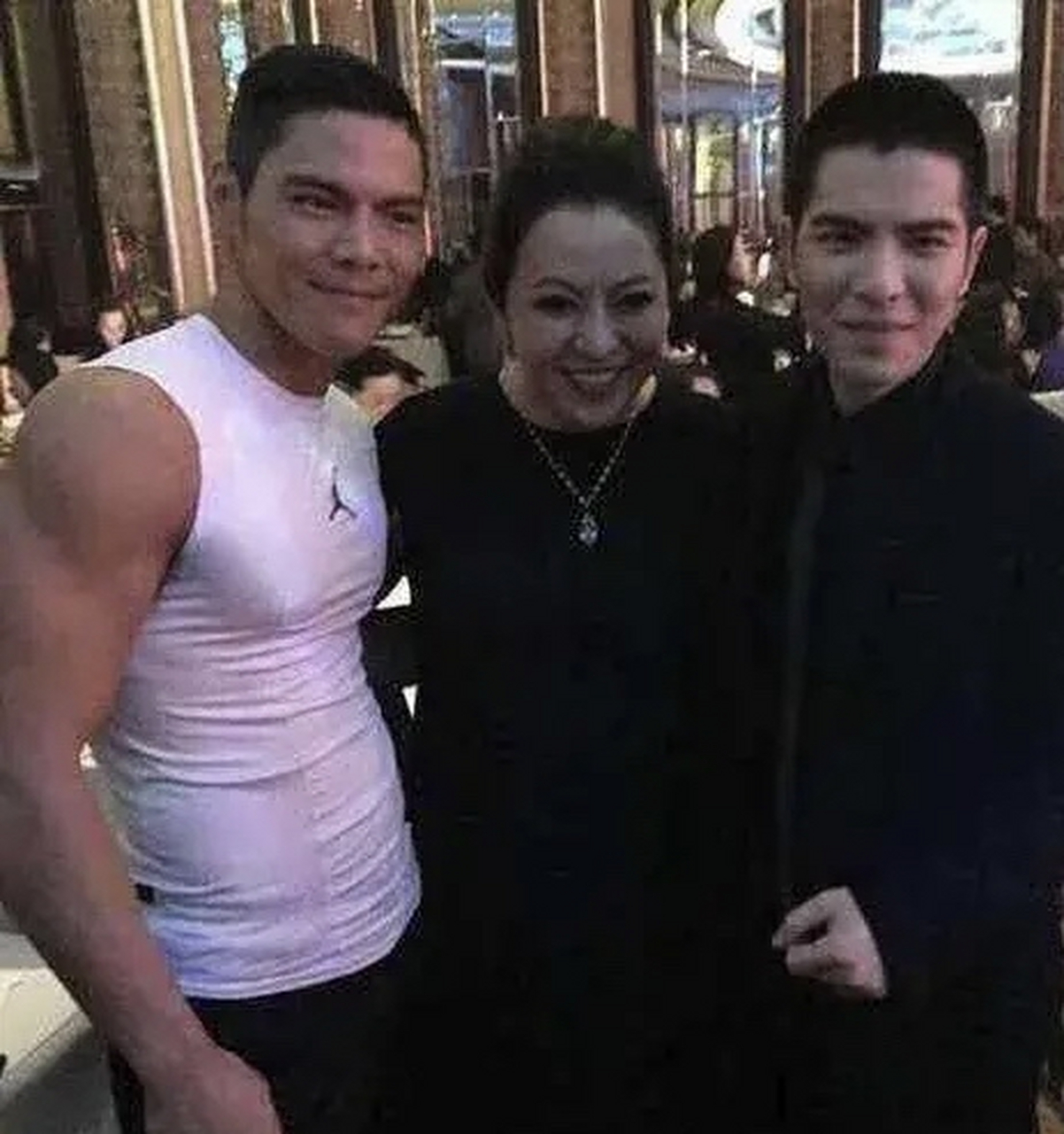 所以你们是怎么分清楚萧敬腾和向佐的啊?我真的感觉他们长得一模一样!
