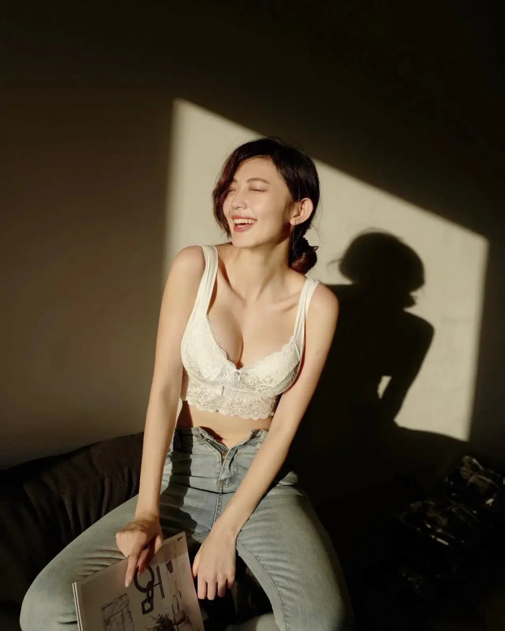 爆款练习生# vava拥有一双白皙修长美腿,不少网民都以为她的身高彻