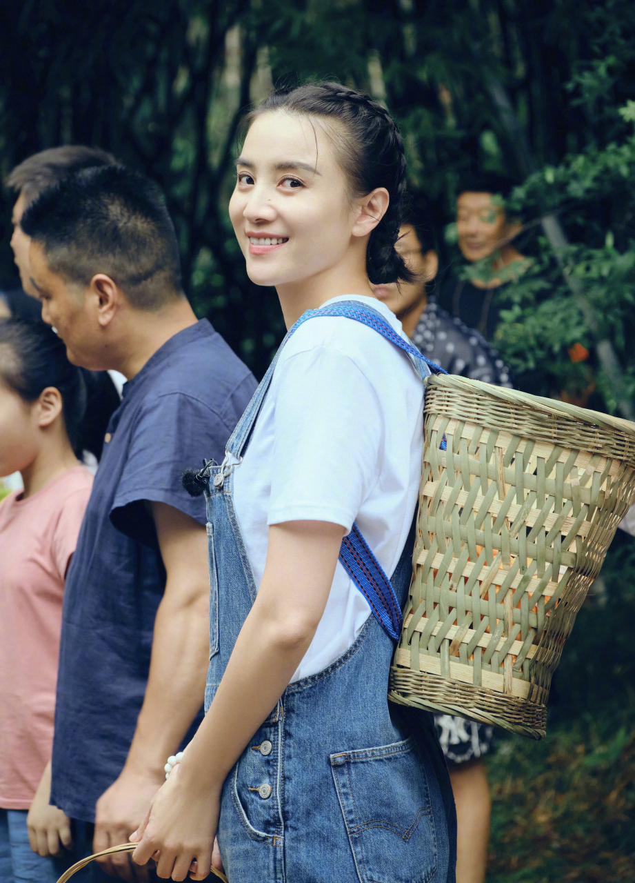 村里来了个姑娘,扎麻花辫… —— 宋佳