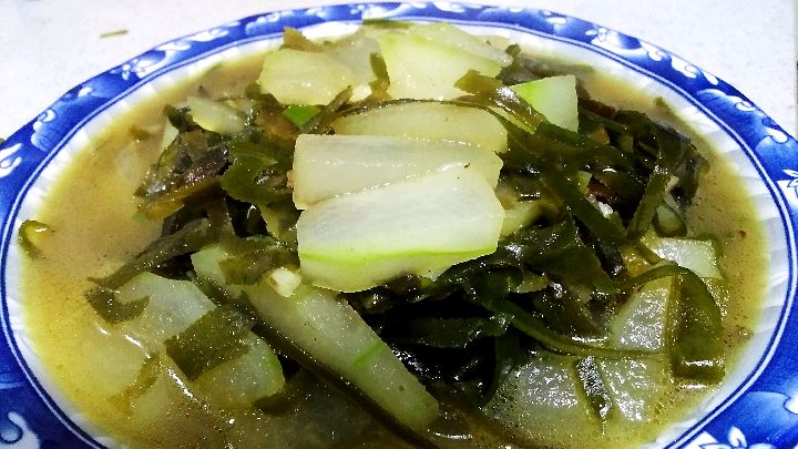 今天晚餐冬瓜海带一盘菜,配上米粥锅贴,清清淡淡也可口
