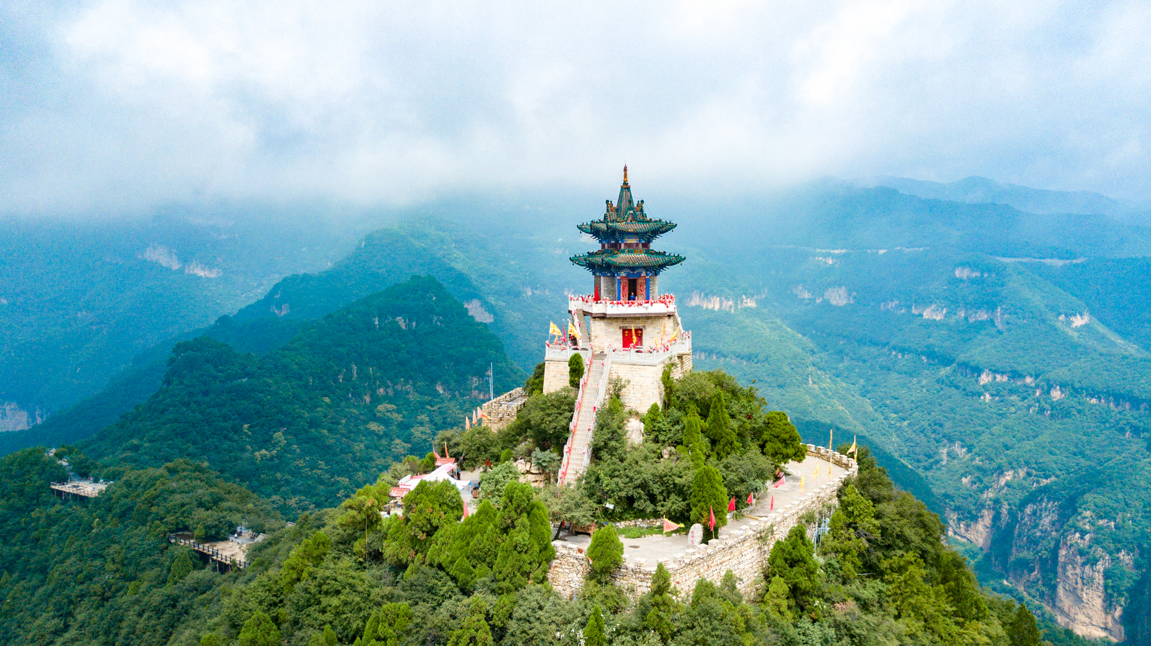 云丘山位于中国云南省曲靖市马龙区,是云南省内的一个知名景点.