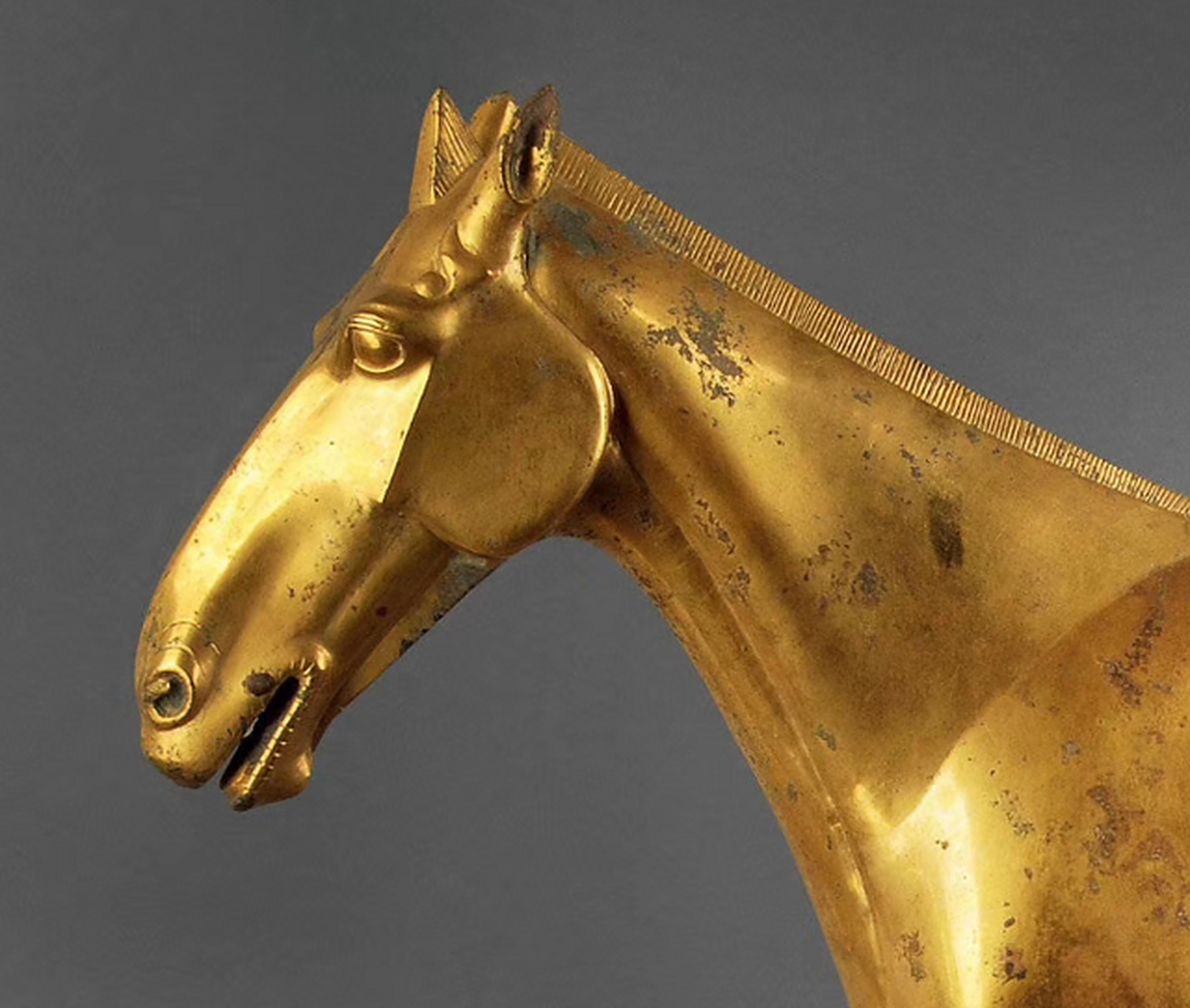 1981年,陕西省兴平市西吴镇的豆马村外,村民高军田和社员在地里干活的