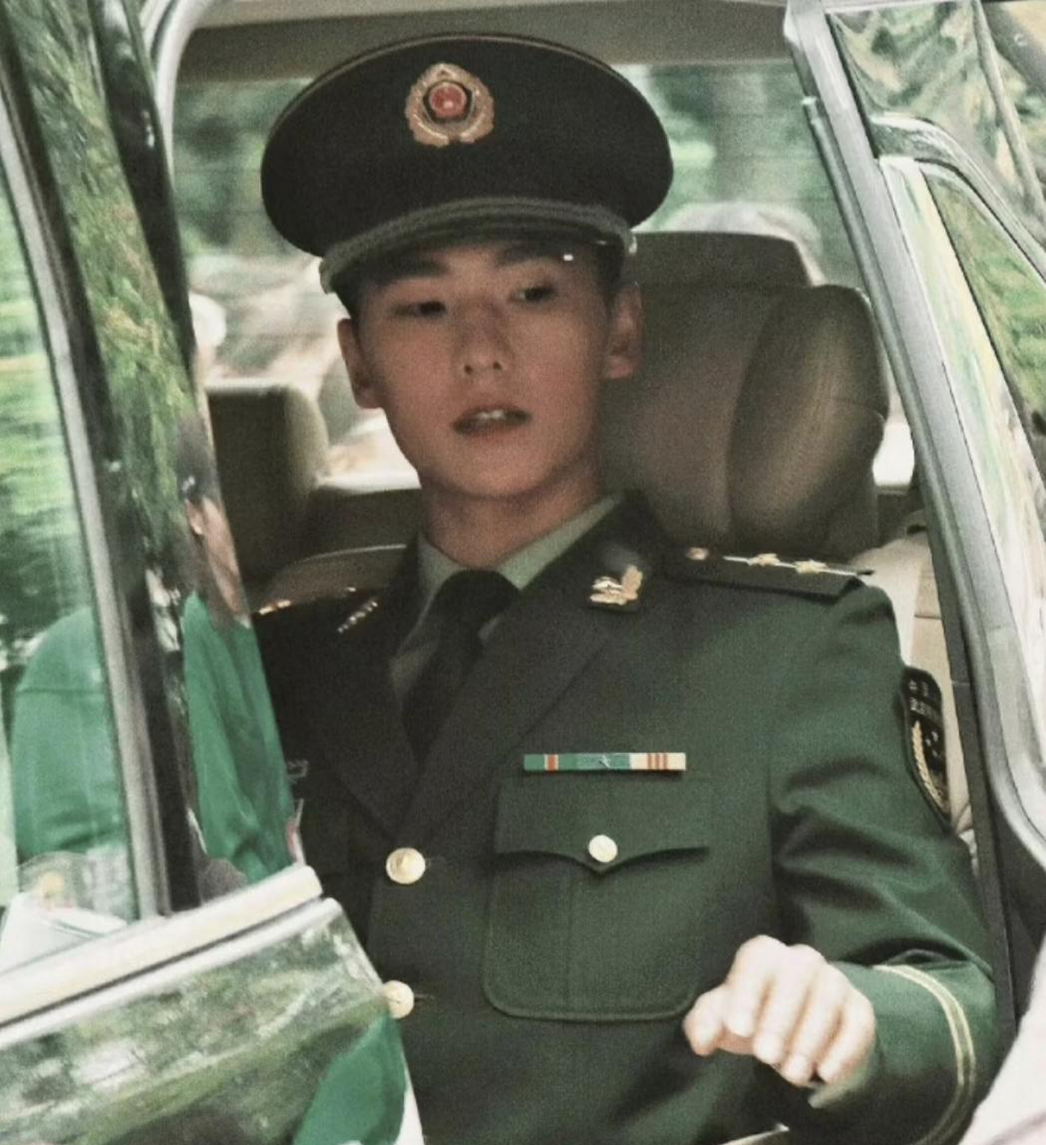 杨洋不愧是军艺校草,军装真帅