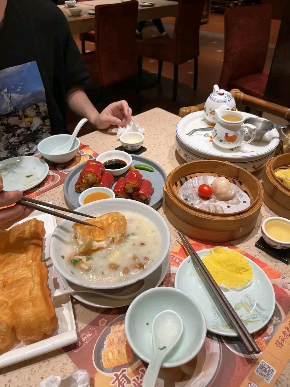 跟闺蜜一起吃饭,结果饭局结束给孩子打包一点吃的回家.