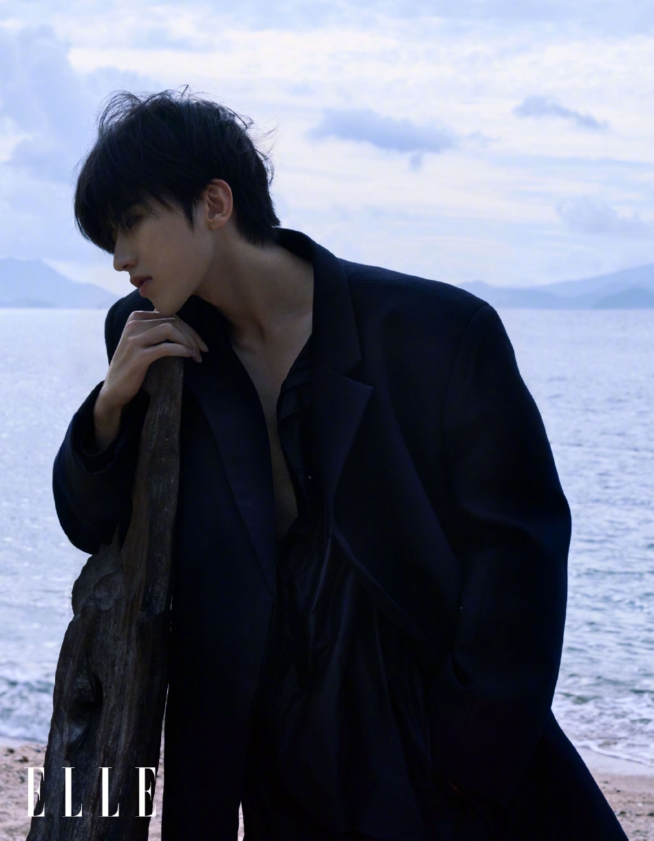 组图：蔡徐坤分享黑白氛围感写真 聚光灯下气场全开第4张图片